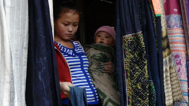 Một bà mẹ H'mong 16 tuổi và con trai 3 tuổi tại Lào Cai