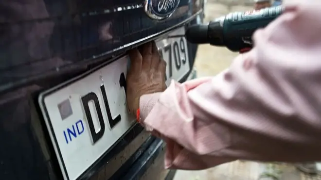 HSRP: हाई सिक्योरिटी रजिस्ट्रेशन प्लेट और कलर कोडेड फ़्यूल स्टिकर क्या हैं?