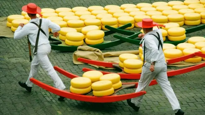 Ринок сиру в Алкмарі - найстаріший і найбільший у Нідерландах