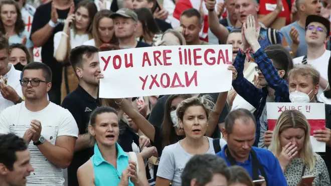 Сторонники оппозиции во время акции протеста на площади Независимости