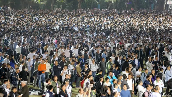 在九龍的警察體育遊樂會足球場內擠滿了示威者，場外有人群排起長隊