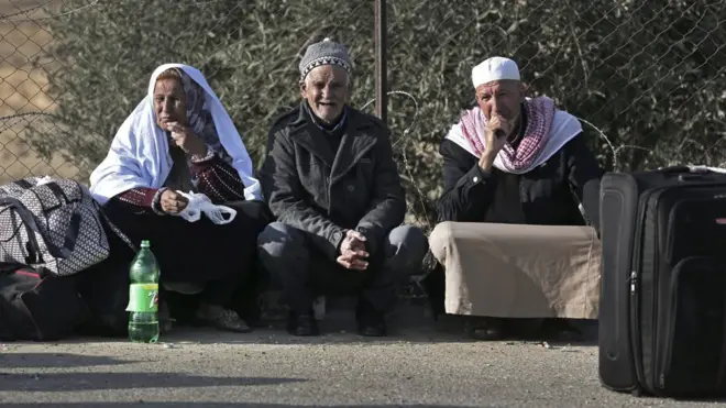 كانت السلطات المصرية قررت فتح معبر رفح البري ابتداءا من الاثنين ولمدة أربعة أيام، في الاتجاهين لعبور العالقين والحالات الإنسانية