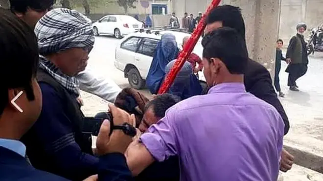 یک مرد روستایی در شمال افغانستان در اعتراض به آنچه بی‌توجهی مسئولان حکومتی تخار به شکایتش می‌خواند، تلاش کرد که در برابر ساختمان اداره ولایت تخار خود را حلق‌آویز کند