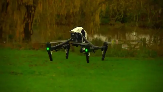 طائرات مسيرة لالتقاط أجسام طائرة واطفاء الحرائق