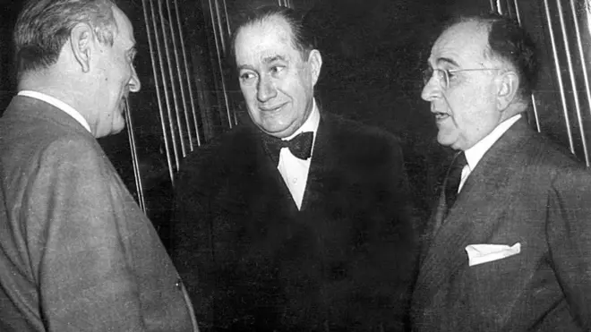 Oswaldo Aranha (esq.), o embaixador Souza Dantas e Getúlio Vargas (dir.)