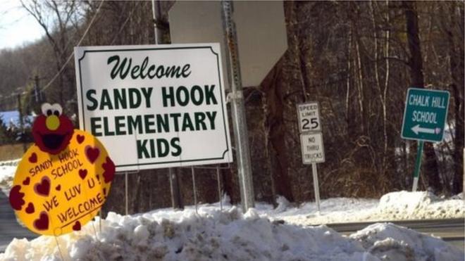 Placa de boas vindas da escola Sandy Hook