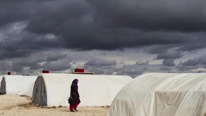 Suriye'nin kuzeydoğusundaki Haseke'de evlerini terk etmek zorunda kalanlar için kamplar kuruldu.