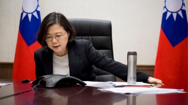 Taiwanese President Tsai Ing-wen on the phone to Donald Trump (3 Dec 2016)