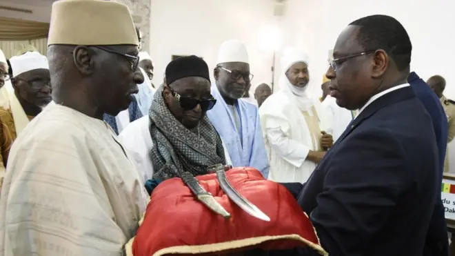 Le président sénégalais Macky Sall (à droite) reçoit l'épée El Hadj Omar Tall lors d'une cérémonie avec le Premier ministre français Edouard Philippe au Palais de la République à Dakar, Sénégal, le 17 novembre 2019.