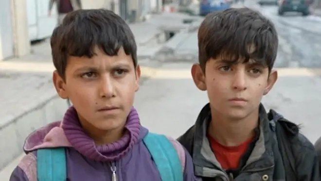 Deca u Avganistanu glancaju cipele za parče hleba