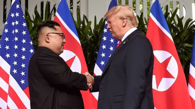คิมกับทรัมป์ในครั้งประชุมสุดยอดครั้งแรกที่สิงคโปร์