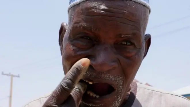 Man dey chook hand for mouth