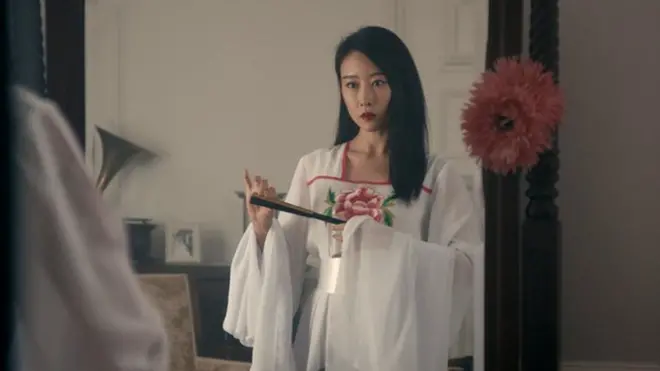 孫一曦的電影處女作《SuSu》講述了一座英國古宅裏幽靈遊蕩的故事。