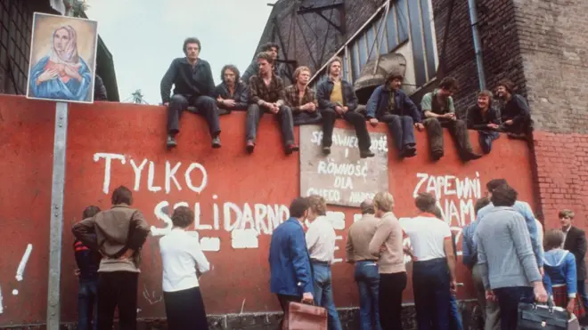 Serikat pekerja Solidaritas pada saat demonstrasi pada Agustus 1980 menuntut perbaikan gaji dan kesejahteraan