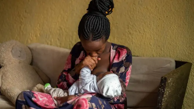 ልጇን ያቀፈች እናት