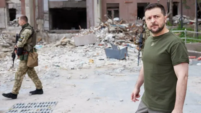 الرئيس الأوكراني فولوديمير زيلنسكي متفقداً الأضرار في ميكولايف