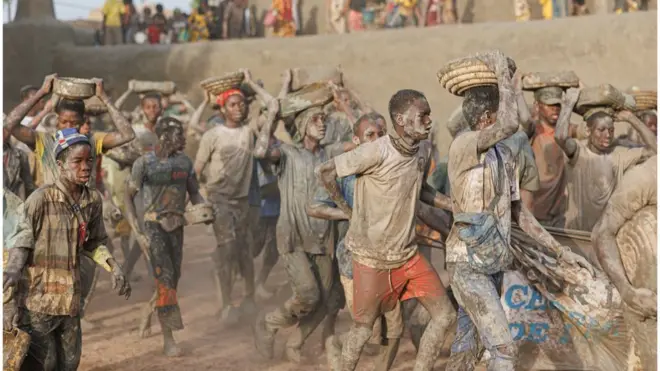 عمال ومواطنون ماليون يجصصون المسجد الكبير في جينية