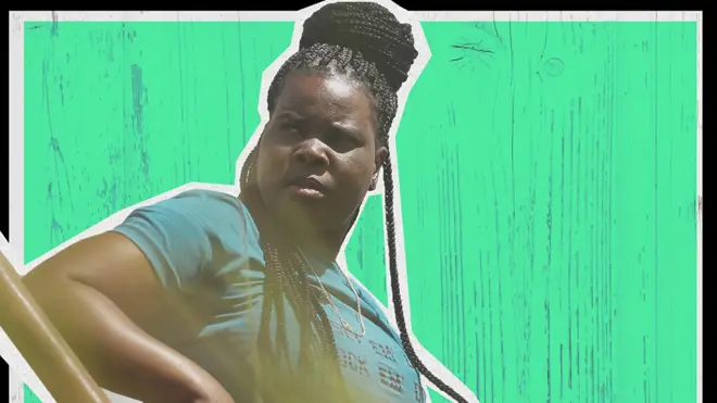 ผู้หญิงผิวดำบนฉากหลังพื้นสีเขียว