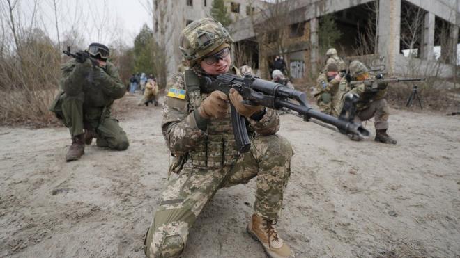 جنود يشاركون في تدريبات عسكرية في أوكرانيا