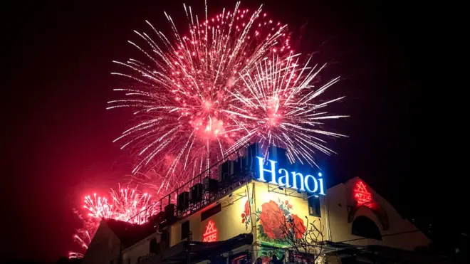 Pháo hoa trên bầu trời Hà Nội đón giao thừa năm mới 2021