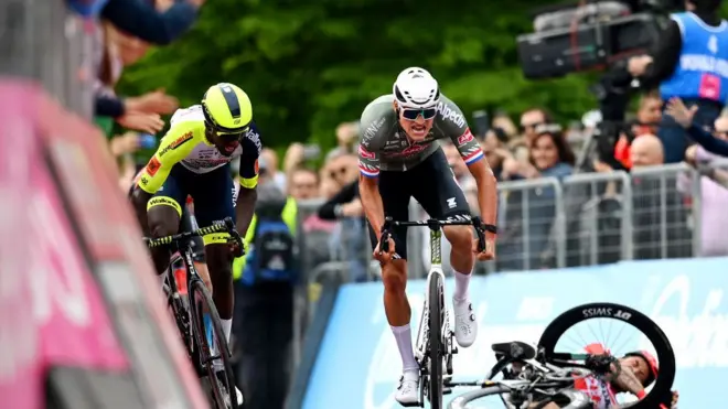 ቢኒያም ግርማይ [ጸጋም] ከምኡ'ውን ቫንደር ፖል ኣብ ቀዳማይ መድረኽ ጂሮ ዲ ኢታሊ ተመራሪሖም ኣትዮም