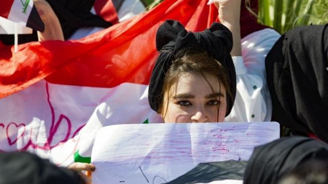 伊拉克学生在巴士拉举行的反政府抗议活动中