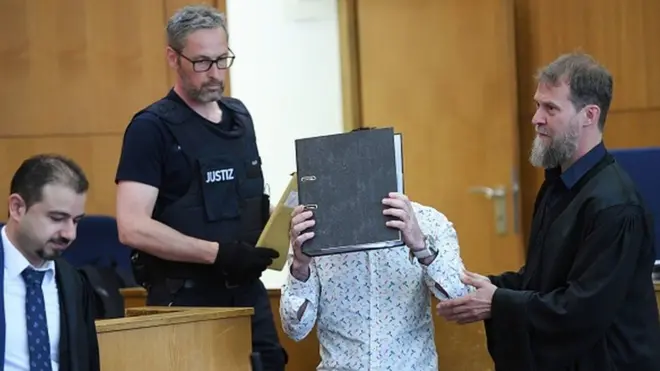 طه الجميلي غطى وجهه لدى مثوله أمام المحكمة في فرانكفورت بألمانيا.