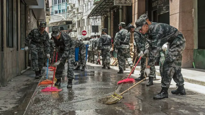 解放軍澳門駐軍在十月初五街一帶清理颱風垃圾雜物（25/8/2017）