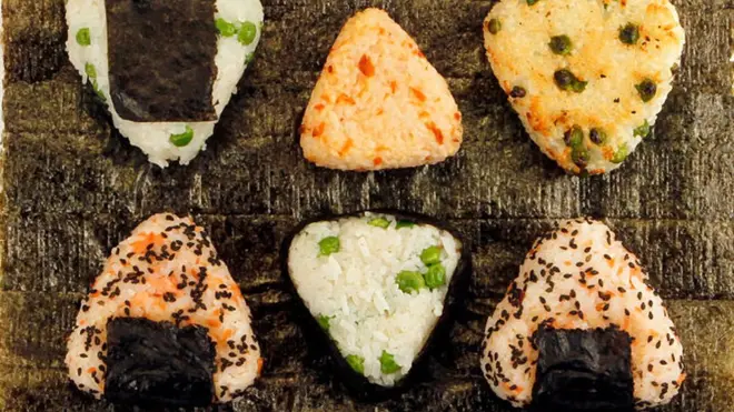 Онигири - традиционный японский шарик из риса, бывает с начинкой