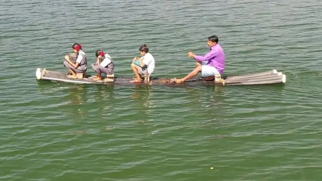 deca na splavu idu u skolu u indiji