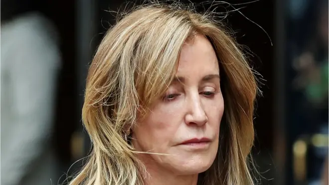 La actriz Felicity Huffman, visiblemente afectada, no hizo declaraciones a la prensa al llegar al tribunal de Boston, Estados Unidos, en el que se declaró culpable de conspiración para cometer fraude.
