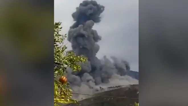 الدخان يملأ السماء بعد انفجار في "مستودع سلاح لحزب الله"