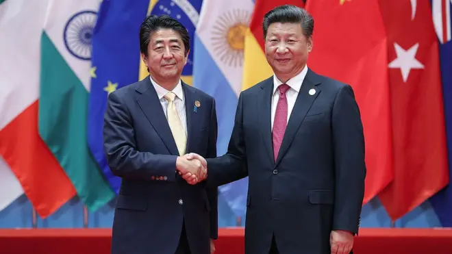 Ông Tập Cận Bình (phải) bắt tay ông Shinzo Abe tại Hội nghị thượng đỉnh G20 vào 4/9/2016 tại Hàng Châu, Trung Quốc.