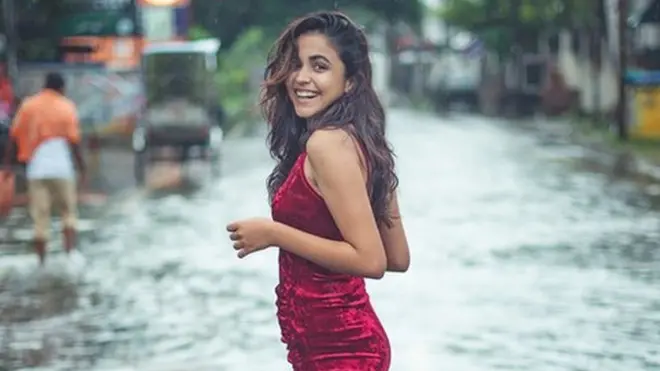 बिहार की बाढ़ में फैंसी फोटोशूट