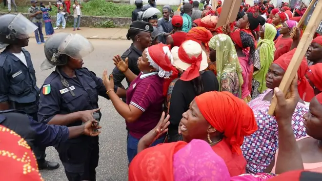 Une manifestation de femmes de l'opposition dispersée à coups de gaz lacrymogène mardi en Guinée.