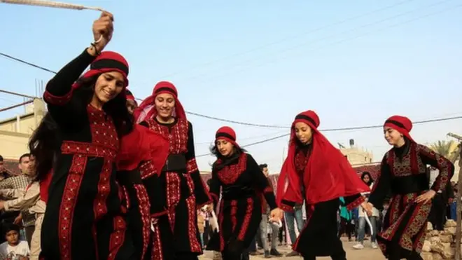 فتيات من خان يونس يرقصن الدبكة