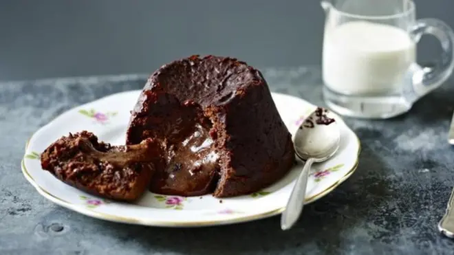 초콜릿 소스가 마치 용암처럼 흘러나온다고 하여 라바 케이크라 불린다