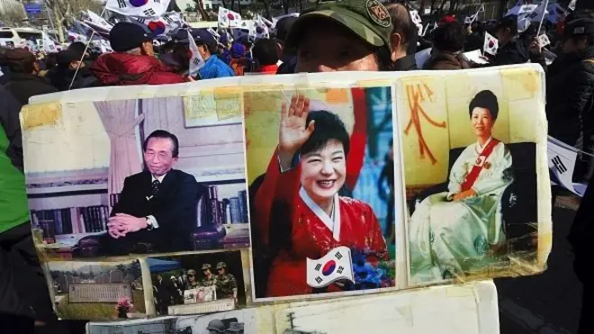 Hình tổng thống bị phế truất Park Geun-Hye và cha bà, cố tổng thống Park Chung-hee (trái), và mẹ bà (phải).