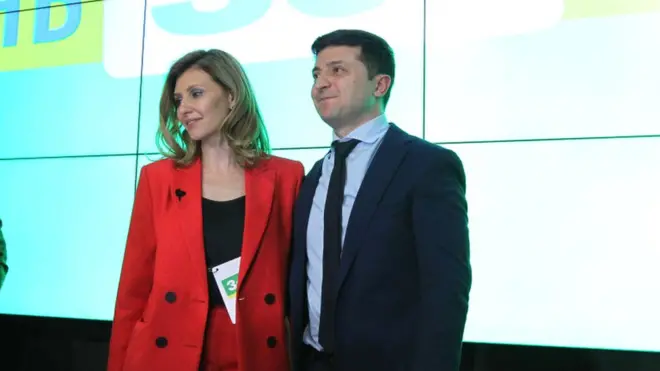 ولادیمیر زلنسکي په لومړي پړاو ټاکنو کې ۳۰،۴ سلنه رایې ګټلي دي