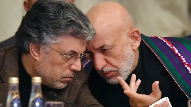 پخوانی ولسمشر حامد کرزی او یونس قانوني په غونډه کې ګډون کوي