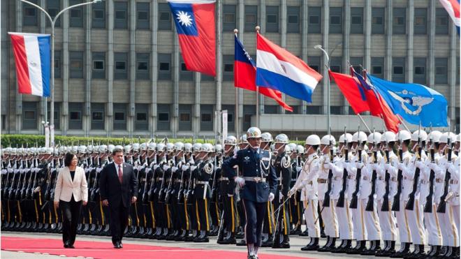 巴拉圭总统卡斯提访问台湾，台湾官方以军礼相待。