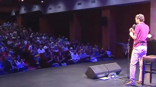 كوميدي يتحدى خوفه ويقابل بالضحك