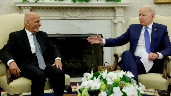 امریکی صدر جو بائڈن اپنے افغان ہم منصب اشرف غنی کے ساتھ