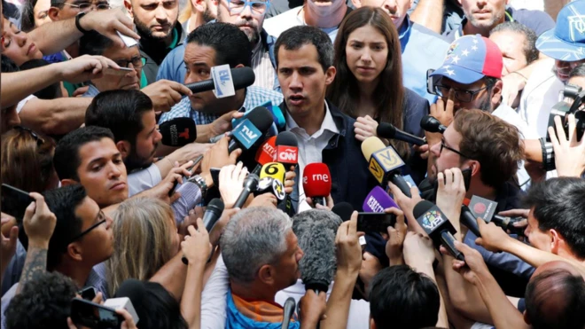 Tổng thống tạm quyền Guaidó có thể làm gì tiếp theo để tái thiết đất nước trong khi ông Maduro vẫn tại vị và quân đội vẫn ủng hộ ông
