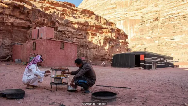 回到營地，拉希德和廚師穆罕默德凖備了扎布當晚餐。