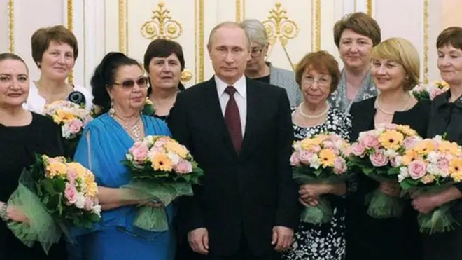 Tổng thống Vladimir Putin chúc mừng phụ nữ Nga ngày 8/3/2015 (hình tư liệu)