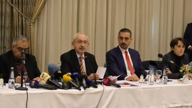 CHP Genel Başkanı Kemal Kılıçdaroğlu, Diyarbakır ziyaretinin üçüncü gününde bölgedeki sivil toplum örgütlerinin temsilcileriyle bir araya geldi. Kılıçdaroğlu, "Selahattin Bey dokunulmazlığı kalktığı için değil, 'Seni başkan yaptırmayacağım' dediği için içeride" ifadesini yineledi.
