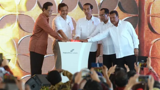 Dari kiri-kanan: Gubernur DIY Sultan Hamengku Buwono X, Menko Maritim Luhut Pandjaitan, Presiden Jokowi, Menhub Budi Karya Samadi, dan Dirut AP I Danang Baskoro dalam seremoni 'babat alas' Kulon Progo, Januari 2017.