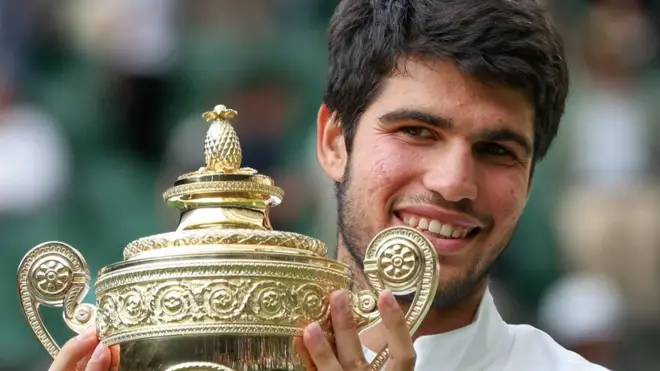 스페인 출신의 알카라스(20)생애 첫 윔블던 남자 단식 우승을 차지했다.