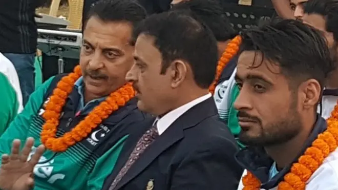 कार्यक्रम में बैठे हसन सरदार (बीच में)